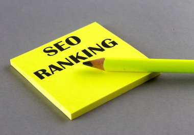 Gri arkaplanda yapışkan üzerine yazılmış SEO RANking metni