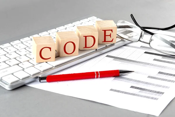 Code Geschreven Houten Kubus Het Toetsenbord Met Grafiek Grijze Achtergrond — Stockfoto