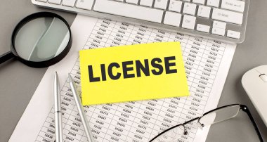 LICENSE metni grafiğe klavye ve büyüteçle yazıldı