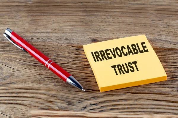 Ahşap zemin üzerinde kalem olan yapışkan bir yapış yapış üzerinde güvenilir metin