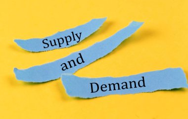 SUPPLY VE DEMAND sarı arkaplan üzerine mavi kağıt parçaları üzerinde metin, iş konsepti