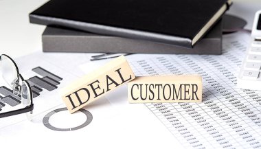 IDEAL CUSTOMER - Ahşap blok üzerinde çizelge ve defter ile metin