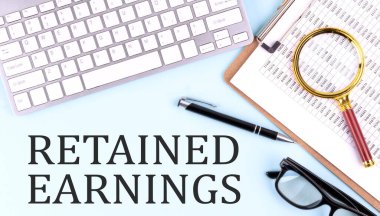 Klavye ve pano, iş konsepti ile mavi bir arkaplan üzerinde ilgili EARNINGS metin