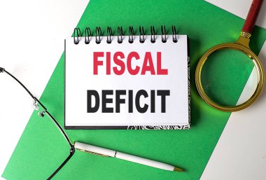 FISCAL DEFICIT yeşil kağıt üzerinde bir defter metin