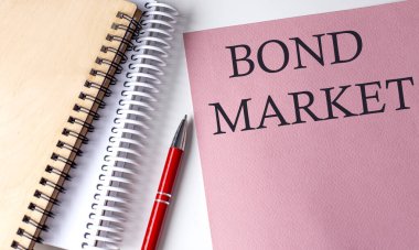 BOND MARKET kelime pembe kağıt üzerinde ofis araçları beyaz arka planda