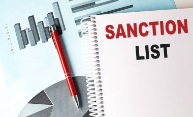 Not defterindeki SANCTION Liste arkaplanındaki kalemle