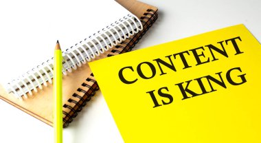 İçerik, not defteriyle sarı kağıda yazılmış King metni