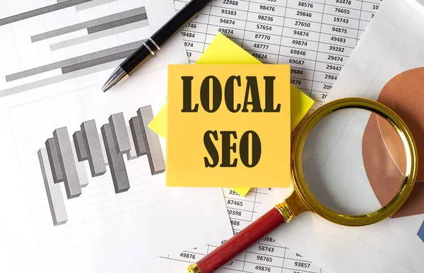 LoCAL SEO metin grafik arkaplan üzerinde yapışkan üzerine kalem ve büyüteç ile