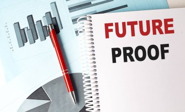 Çizelge arkaplanındaki kalemle deftere yazılmış gelecek metnin kanıtı