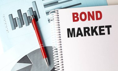 Çizelge arkaplanındaki kalemle deftere yazılmış BOND MARKET metni