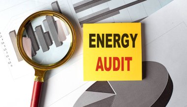 EnERJİ AUDIT metin üzerinde bir yapışkan üzerinde tablo, iş