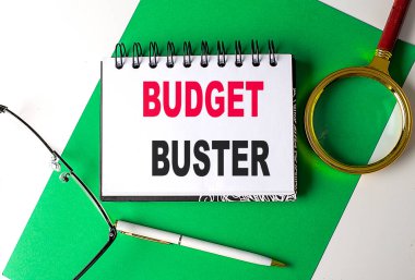 Bütçe Bütçesi Yeşil kağıt üzerinde bir defter üzerine metin