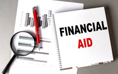 FINANCIAL AID metin çizelgesi ile bir defter üzerine yazılmış