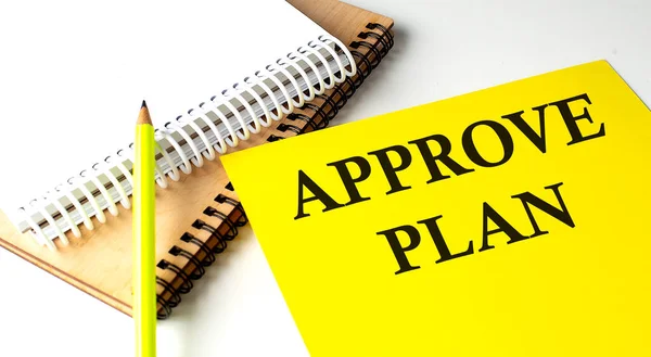 Defteriyle Sarı Kağıda Yazılmış Approve Plan Metni — Stok fotoğraf