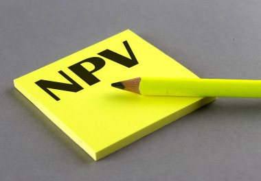 Gri arkaplanda yapışkan üzerine yazılmış NPV metni