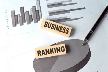 BÜYÜK bir grafik arkaplan üzerinde ahşap blok çalıştırıyor