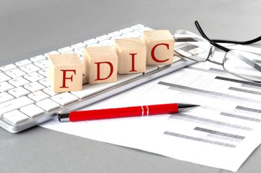 Klavyedeki tahta küpte Gri arkaplanda grafikle FDIC yazıldı