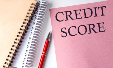 Beyaz arka planda ofis araçları ile pembe kağıt üzerinde CREDIT puan sözcüğü