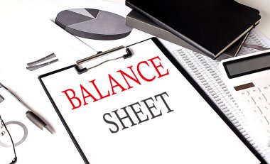 Kağıt pano üzerinde balans SHEET metin ve bir arkaplan silme üzerinde çizelge ve defter