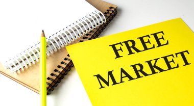 FRE MARKET not defteriyle sarı kağıda yazılmış metin