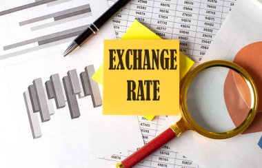 EXCHANGE Oranı metni arkaplanda kırmızı defter üzerinde yapışkan