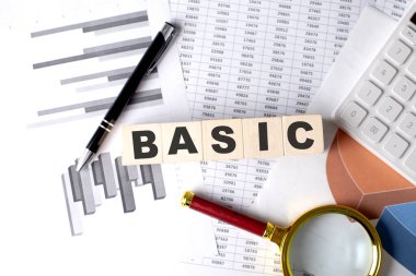 Grafik arkaplanındaki tahta bloktaki BASIC metni kalem ve büyüteçle