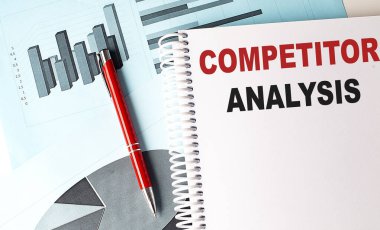 COMPETITOR ANALYSIS metin üzerinde bir çizelge arkaplan kalem ile