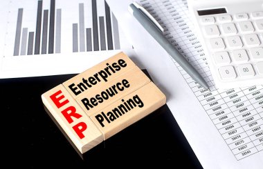 ERP sözcüğü ahşap yapı taşları ile çizelge ve hesap makinesi ile yapıldı, iş