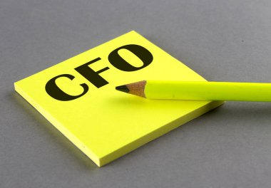 Gri arkaplanda yapışkan üzerine yazılmış CFO metni