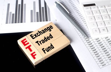 Kelime ETF ahşap yapı taşları ile çizelge ve hesap makinesi ile yapılmış, iş