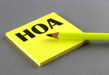 Gri arkaplanda yapışkan üzerine yazılmış HOA metni
