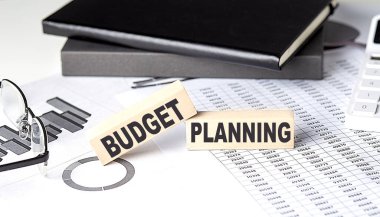 BUDget Planlama - tahta blokta çizelge ve defter ile metin