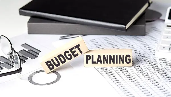 BUDget Planlama - tahta blokta çizelge ve defter ile metin