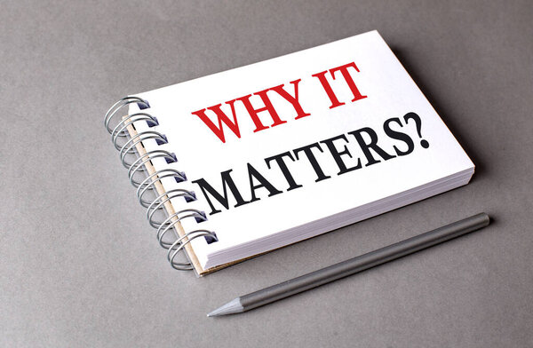 Почему это имеет значение слово на блокноте на сером фоне