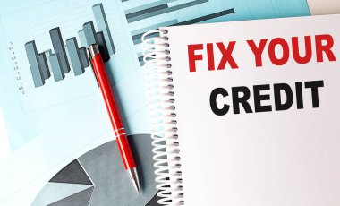 Not defterindeki CREDIT metnini bir çizelge arkaplanındaki kalemle düzelt