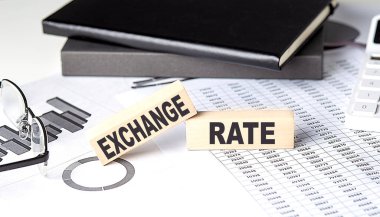 Exchange Rate - tahta blok üzerinde çizelge ve defter ile metin