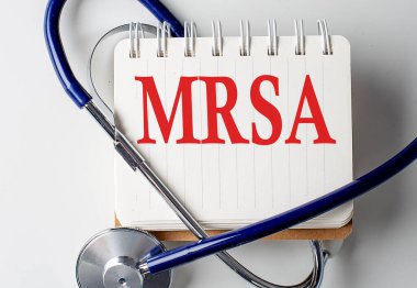 MRSA sözcüğü not defterinde tıbbi ekipmanlarla birlikte.