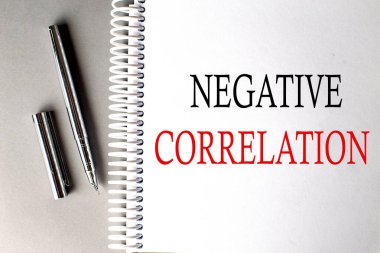 Not defterindeki Gri arkaplanda kalemle negatif CORLATION metni