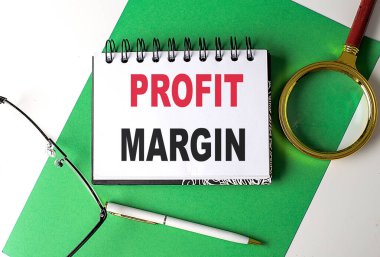 PROFIT MARGIN yeşil kağıt üzerinde bir defter metni