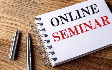 ONLINE SEMINAR metin ahşap arka planda kalem ile bir defter üzerinde