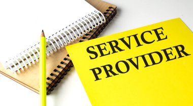 SERVICE PROVIDER metin sarı kağıt üzerinde not defteri ile yazılmış