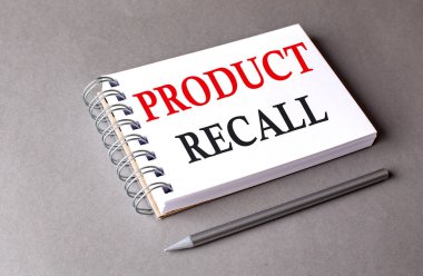 Gri arkaplan üzerine yazılmış bir defter üzerindeki PRODUCT yeniden arama sözcüğü