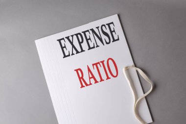 Gri arkaplanda beyaz bir klasör üzerinde ExPENSE RATIO metni