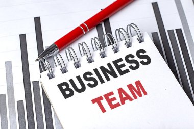 İşletme Ekibi metni bir not defterine yazıldı ve çizelgede kalem var.