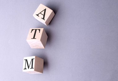 Kelime ATM 'si gri arka planda tahta bir blokta