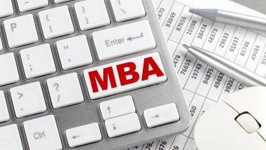 Bir grafikteki klavyede MBA kelimesi