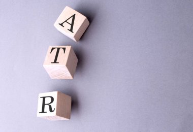 Kelime ATR gri arka planda tahta bir blok üzerinde