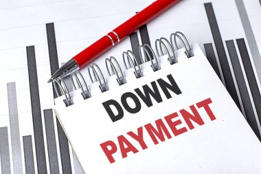 DOWN PAYMENT metni bir not defterine çizelgede kalemle yazıldı