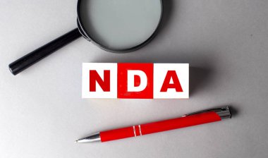 Kalem ve büyüteçle yapılmış tahta küplerle ilgili NDA sözcüğü