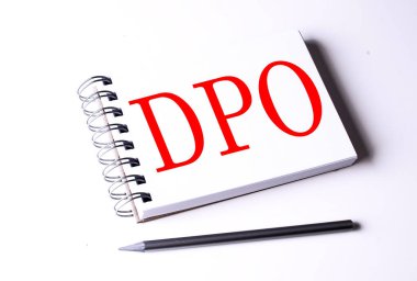 Beyaz arkaplanda bir defter üzerinde DPO metni